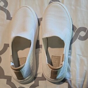 EUC UGG Cream Slip-On Shoes with Tan Accent Ladies Size 7 Uggs